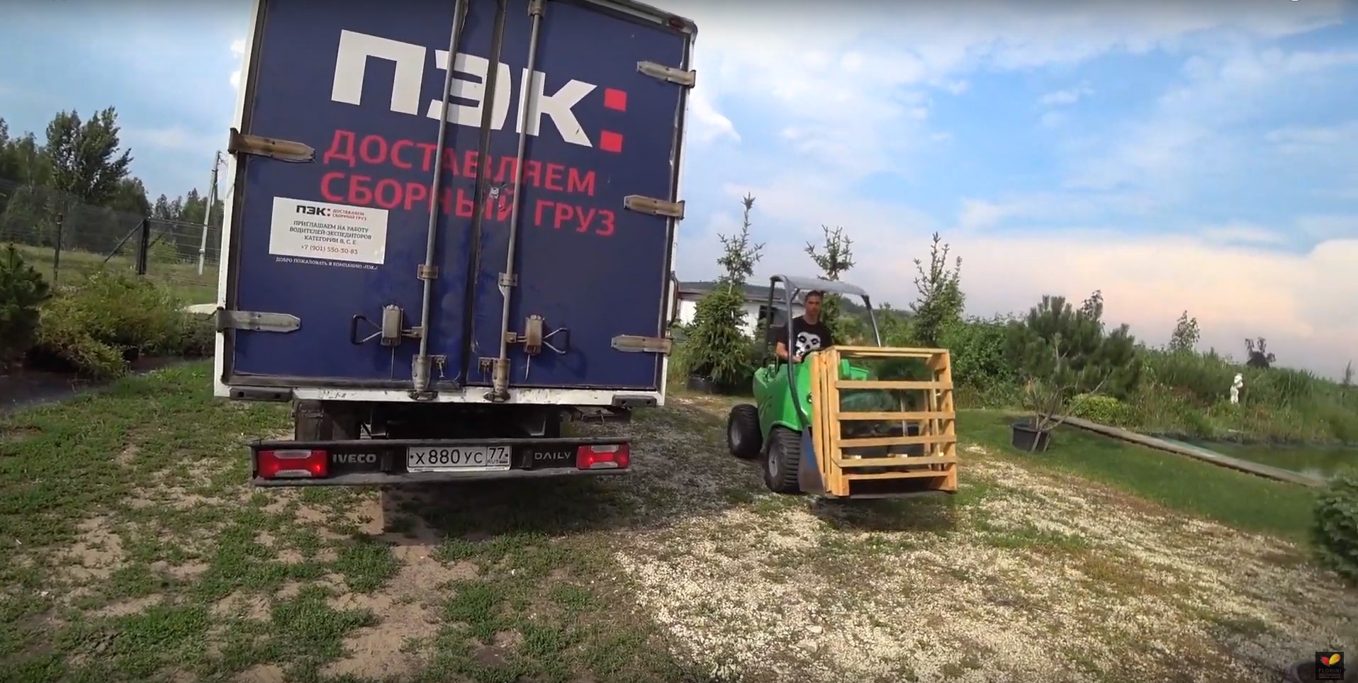 Погрузка деревянного ящика с растениями в машину ПЭК